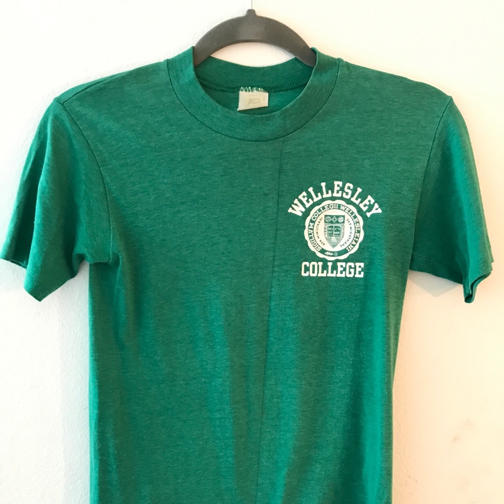 vintage Wellesley College t- shirt